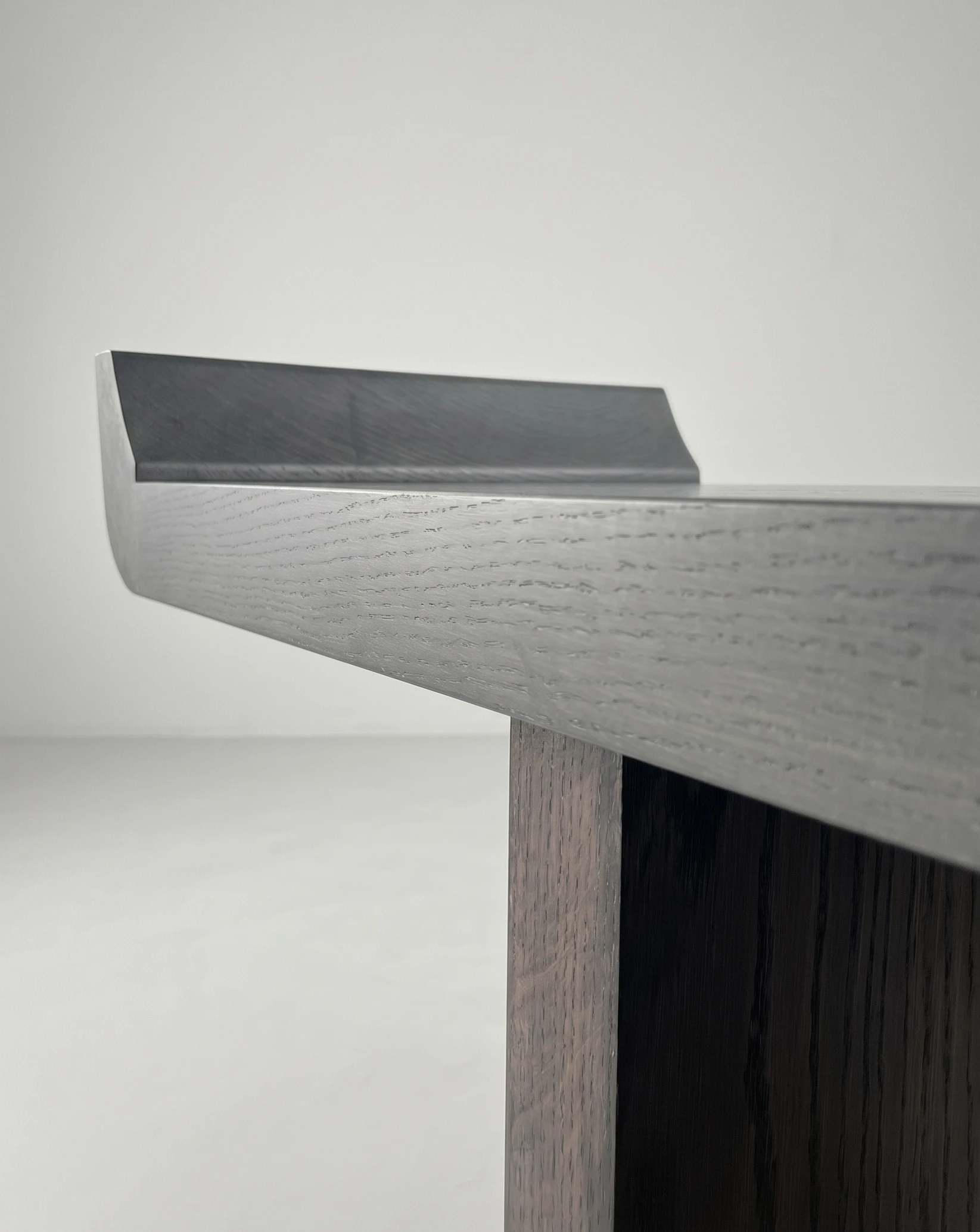 drewniana ława do postawienia w nogach łóżka